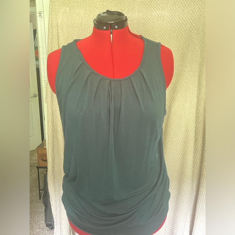 Women’s XL green fitted at the waist tank top made by Sheila Rose.